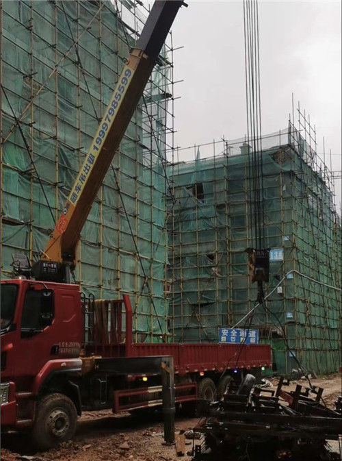麒麟区“慢工细活”—— 吊车的 “微动控制” 技术